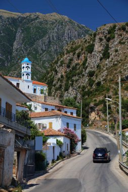 Arnavutluk 'un Vlore İlçesi' ndeki Dhermi köy yolu. Ceraunian Dağlarıyla Yaz Manzarası.