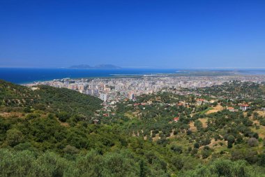 Adriyatik Denizi ile Vlore şehir manzarası. Arnavutluk 'un Vlore kentinde yaz.