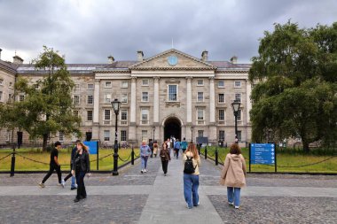 DUBLIN, IRELAND - 5 Temmuz 2024: Öğrenciler Dublin, İrlanda şehir merkezindeki ünlü Trinity College kampüsünü ziyaret ettiler.