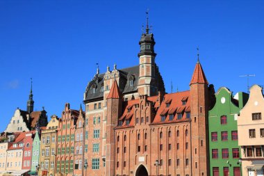 Polonya 'nın Gdansk şehrinde eski şehrin ufuk çizgisi yaz manzarası.