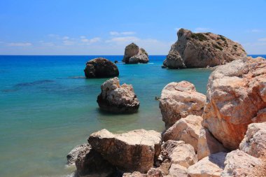 Petra tou Romiou plajı Afrodit Kayası. Kıbrıs - Akdeniz kıyısı. Paphos ilçesi, Kıbrıs.