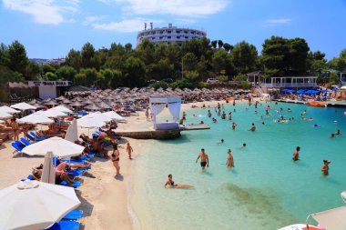 KSAMIL, ALBANIA - 8 Temmuz 2025: Arnavutluk 'un güneyindeki turizm tatil beldesi Ksamil' in kumlu plajlarını ziyaret eden turistler.