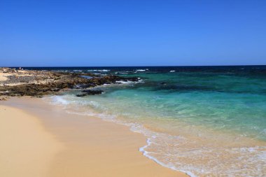 Corralejo İspanya 'nın Kanarya Adaları Fuerteventura adasındaki mükemmel kumlu plaj.