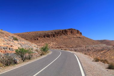 Anti-Atlas Dağları 'ndaki Fas dağ yolunda. Tiznit Eyaleti manzarası.