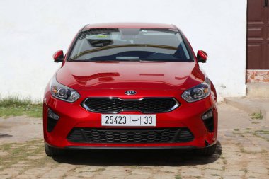 EL JADIDA, MoroCCO - 23 Şubat 2022: Kia Ceed Kore kompakt arabası El Jadida, Fas 'ta umumi sokağa park edildi.