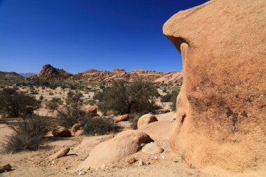 Tafraoute, Fas 'taki Anti-Atlas dağ manzarası. Kızıl Kaya Çölü manzarası.