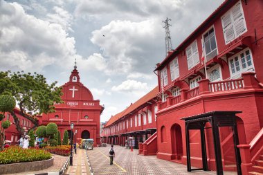 MALACCA, MALAYSIA - 15 Mart 2024: Malezya 'nın tarihi Malezya kentindeki Hollanda Meydanı' nı (Kızıl Meydan olarak da bilinir) ziyaret edenler.