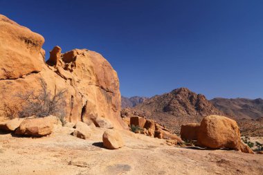Tafraoute, Fas 'taki Anti-Atlas Dağları. Kızıl Kaya Çölü manzarası.
