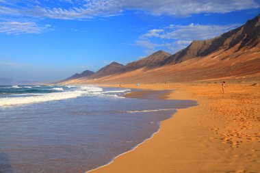 İspanya 'nın Kanarya Adaları' ndaki Fuerteventura adasında kumsalda gün batımı.