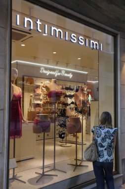SYRACUSE, ITALY - 3 AĞUSTOS 2024: İtalya 'nın Sicilya adasındaki Syracuse kasabasındaki Intimissimi marka iç çamaşırı ve iç çamaşırı mağazası.