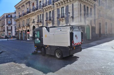 CATANIA, İtalya - 15 Ağustos 2024: Catania, İtalya 'da Aebi Schmidt marka küçük bir sokak temizleme makinesi kamyonu.