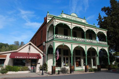 JAMESTOWN, CALIFORNIA, ABD - 11 Nisan 2014: Jamestown 'un sokak manzarası, California Tarihi Tarihi Kent olarak adlandırılan bir altına hücum mirası.