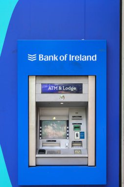 BELFAST, İngiltere - 22 Haziran 2024: Belfast, Kuzey İrlanda 'daki Bank of Ireland ATM.