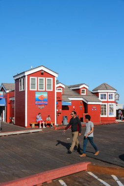 6 Nisan 2014 'te Santa Barbara, Kaliforniya' daki Stearns Wharf 'ı ziyaret ettiler. 1872 'de tamamlandı ve popüler bir turizm merkezidir..