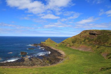 Causeway Sahil Yolu 'ndan Kuzey İrlanda' daki Giant Geçidi 'ne giden yürüyüş yolunun görüntüsü. İlçe Antrim 'inin doğası. Yaz manzarası.