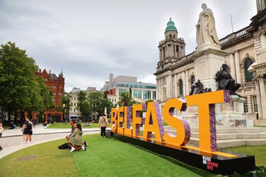 BELFAST, İngiltere - 22 Haziran 2024: İnsanlar Belfast, Kuzey İrlanda 'daki belediye binasını ziyaret ediyor.
