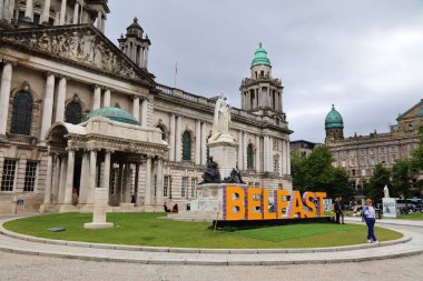 BELFAST, İngiltere - 22 Haziran 2024: İnsanlar Belfast, Kuzey İrlanda 'daki belediye binasını ziyaret ediyor.