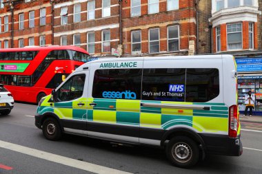 LONDON, İngiltere - 8 Temmuz 2024: Londra Lambeth Borough, İngiltere Streatham High Street 'teki Essentia ambulansı.
