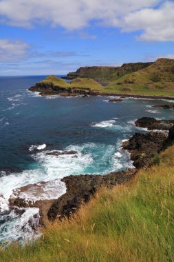 Causeway Sahil Yolu 'ndan Kuzey İrlanda' daki Giant Geçidi 'ne giden yürüyüş yolunun görüntüsü. İlçe Antrim 'inin doğası. Yaz manzarası.