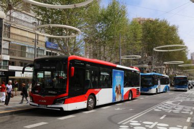 BENIDORM, İspanya - 8 Nisan 2025: İspanya Valensiya Topluluğu 'nun Benidorm kentinde Avanza tarafından işletilen şehir otobüsüne binen yolcular.