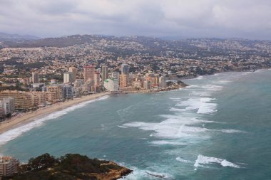 İspanya, Costa Blanca 'daki Calpe kasabası. Fossa plajının muhteşem manzarası (Platja de la Fossa).