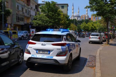 TİRAN, ALBANIA - 12 Temmuz 2025: Arnavutluk polis arabası Hyundai Kona Tiran, Arnavutluk.