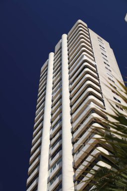 BENIDORM, İspanya - 8 Nisan 2025: Benidorm, Valencia Community, İspanya 'daki Torre Levante apartmanı. 1985-2002 yılları arasında Benidorm 'daki en yüksek binaydı..