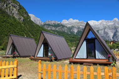 Arnavutluk 'ta bir dağ kaçamağı. Arnavutluk Alpleri 'nin Theth Dağları' ndaki (ayrıca Lanetli Dağlar olarak da bilinir) şirin tatil kulübeleri. Arnavutluk Ulusal Parkı Alpleri.