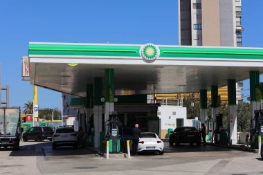 BENIDORM, İspanya - 8 Nisan 2025: İspanya Valensiya Topluluğu Benidorm 'daki BP benzin istasyonunda sürücüler arabalarını dolduruyor.