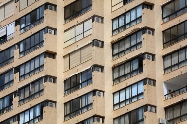 Benidorm genel yüksek katlı apartman binası. Modern konut mimarisi. Valencian Community 'deki Benidorm kasabası (Comunidad Valenciana), İspanya.