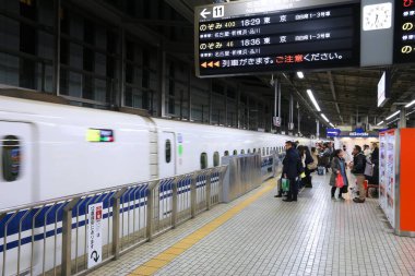 KYOTO, JAPONYA - 28 Kasım 2016: Yolcular Kyoto İstasyonu, Japonya 'da Shinkansen trenini bekliyor. Shinkansen hızlı trenleri beş Japon Demiryolu Grubu şirketi tarafından işletiliyor..
