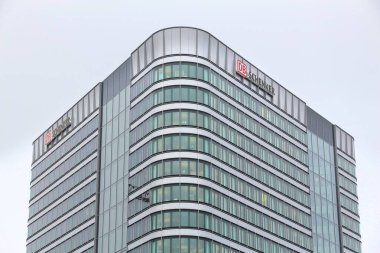 FRANKFURT, GERMANY - 6 Aralık 2016: Almanya 'daki Frankfurt Havaalanı' nda DB Schenker taşımacılık ve lojistik şirketinin ofis binası.