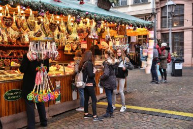 FRANKFURT, Almanya - 6 ARALIK 2016: İnsanlar Frankfurt, Almanya 'da Noel Pazarı' nı ziyaret ediyor. Christkindlmarkt geleneği Almanya 'dan gelmektedir..
