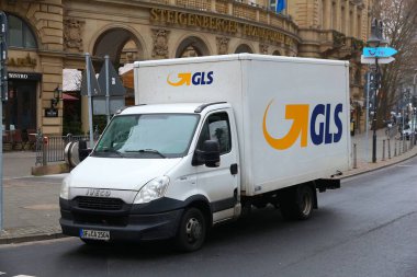 FRANKFURT, GERMANY - 6 ARALIK 2016: GLS kurye şirketi van Iveco 'yu Frankfurt, Almanya şehir merkezinde teslim etme.