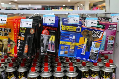 KUCHING, MALAYSIA - 10 Mart 2024: Malezya, Kuching 'deki bir süpermarkette farklı marka yapıştırıcı.