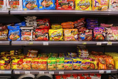 KUCHING, MALAYSIA - 10 Mart 2024: Malezya, Kuching 'deki bir markette anlık erişte seçimi.