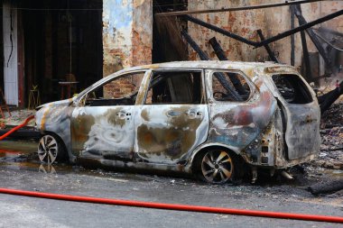 Kuching şehrinde, Sarawak, Malezya 'da park halindeki araba yangında yok oldu.