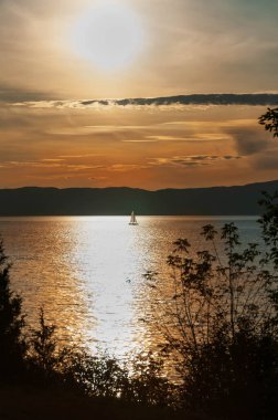 Günbatımında St. Lawrence nehri, Quebec, Kanada 'da yelken açmak. Anlaşıldı.