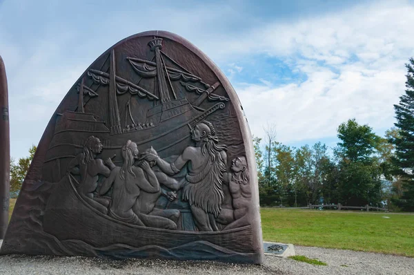 2009年9月18日 ジャック カルティエとイロコイ族の歴史的な出会いの場面を象徴する鋳鉄製の彫刻1534年7月 — ストック写真