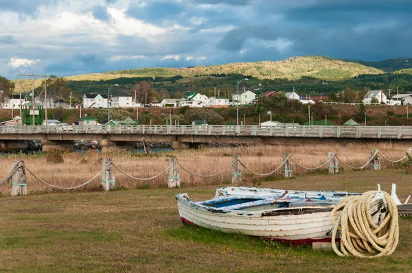Εγκαταλελειμμένο Αλιευτικό Σκάφος Σχοινί Και Γραφική Θέα Του Χωριού Mont — Φωτογραφία Αρχείου
