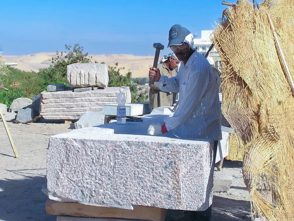 Stenhuggare Granit Aswan Som Förbereder Ett Internationellt Symposium — Stockfoto