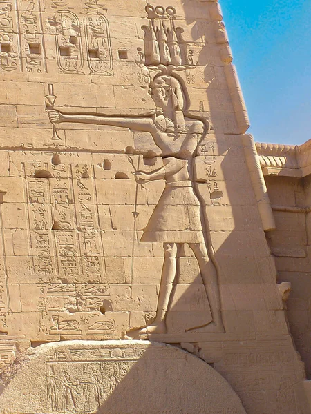 ファラオは彼の手の中に 忠誠心 威厳と支配の象徴である 炎とクルック を保持します アフリカのエジプトのフィラエ神殿 — ストック写真