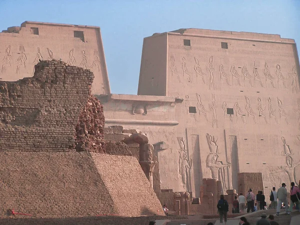 Pylon Reliëf Van Tempel Van Edfu Osiris Isis Horus Set — Stockfoto