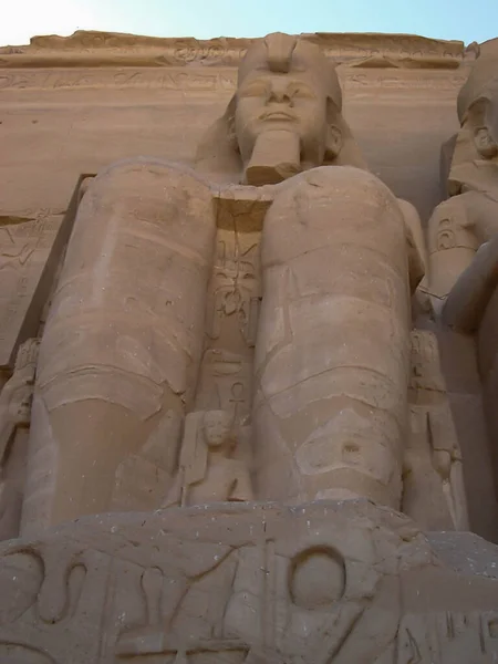 エジプト アフリカのアブ シンベル寺院のファラオ ラムセス像を間近に見る — ストック写真