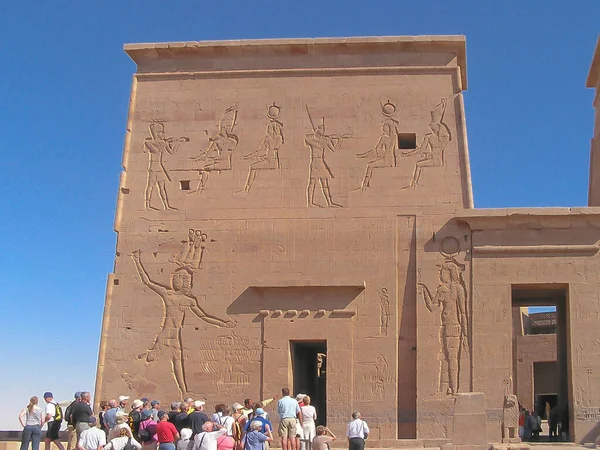 Tourists Visiting Philae Temple Agilkia Island Dedicated God Osiris Egypt — Stock Photo, Image