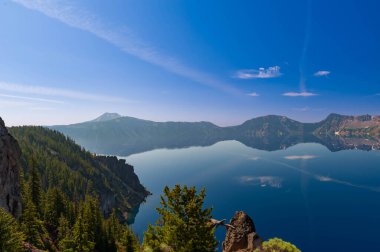 Krater Gölü Ulusal Parkı, Oregon, ABD 'deki göl manzarası ön plana odaklanıyor
