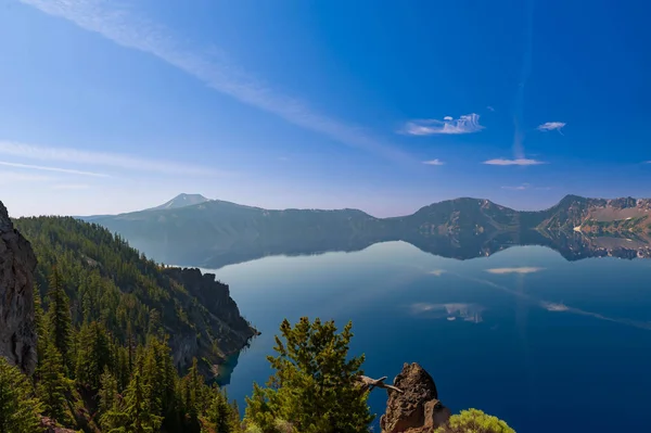 美国俄勒冈州克拉特湖国家公园湖景 着眼于前景 — 图库照片