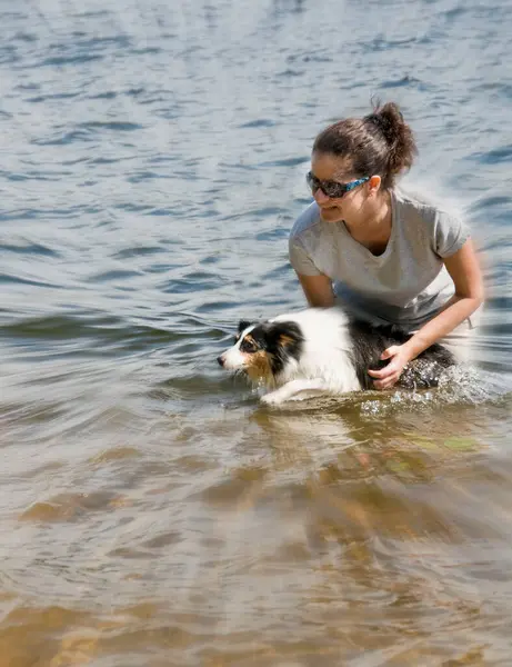 Junge Reife Frau Spielt Mit Ihrem Schäferhund Wasser Film — Stockfoto