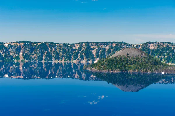 山々の反射とクレーター湖の景色 オレゴン州 アメリカ オレゴン州 アメリカ — ストック写真
