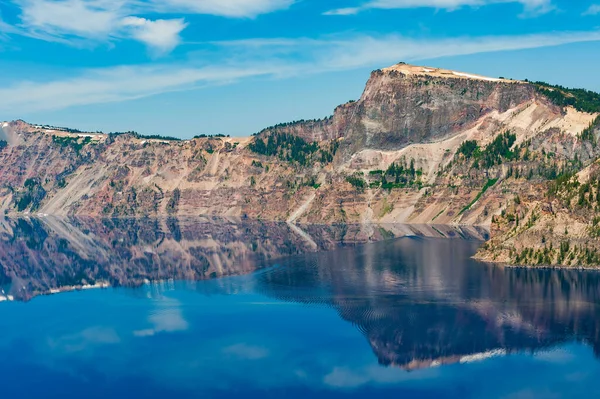 山々の反射とクレーター湖の景色 オレゴン州 アメリカ — ストック写真